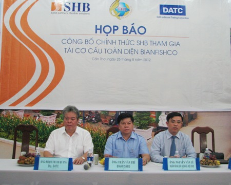 Đại[-]diện[-]Cty[-]Bình[-]An,[-]Ngân[-]hàng[-]SHB,[-]DATC[-]tại[-]buổi[-]họp[-]báo.[-](Ảnh:[-]Huỳnh[-]Hải)